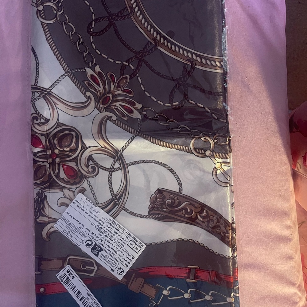 Elegant Scarf with Chain and Belt Design - Picture 5 of 9